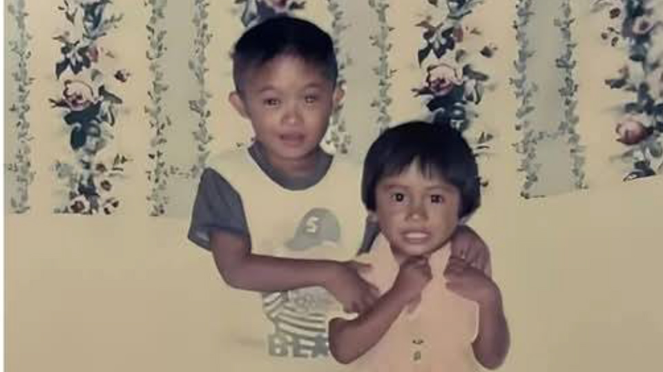 ---สุรินทร์-เปิดชีวิตจริง..พี่ชายพิการ ส่งน้องเรียนจบ ผช.พยาบาล ยอมเจียดเงินเดือนคนพิการให้น้องเดือนละ 500 บาท แถมอารมณ์ดีและขยัน ช่วยงานบ้านและรับจ้างทุกอย่างที่ได้เงิน ครอบครัวสุดภูมิใจ