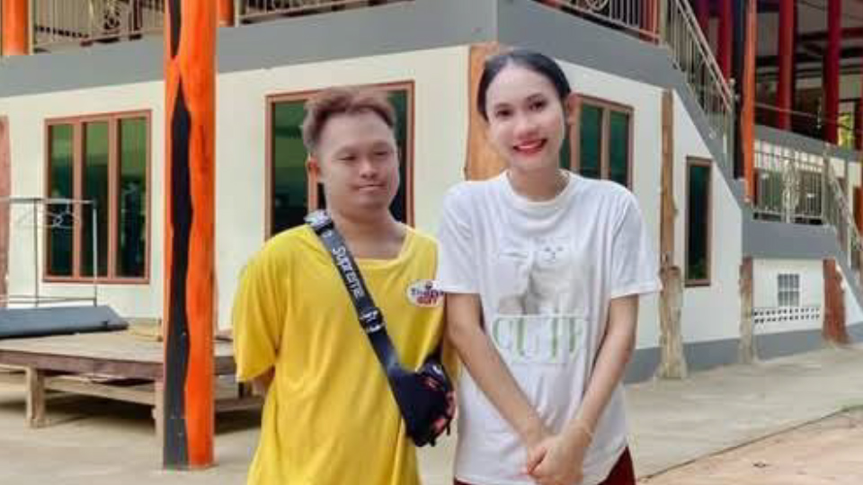 ---สุรินทร์-เปิดชีวิตจริง..พี่ชายพิการ ส่งน้องเรียนจบ ผช.พยาบาล ยอมเจียดเงินเดือนคนพิการให้น้องเดือนละ 500 บาท แถมอารมณ์ดีและขยัน ช่วยงานบ้านและรับจ้างทุกอย่างที่ได้เงิน ครอบครัวสุดภูมิใจ