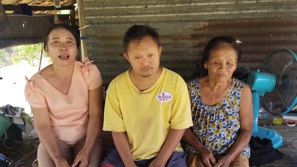 ---สุรินทร์-เปิดชีวิตจริง..พี่ชายพิการ ส่งน้องเรียนจบ ผช.พยาบาล ยอมเจียดเงินเดือนคนพิการให้น้องเดือนละ 500 บาท แถมอารมณ์ดีและขยัน ช่วยงานบ้านและรับจ้างทุกอย่างที่ได้เงิน ครอบครัวสุดภูมิใจ