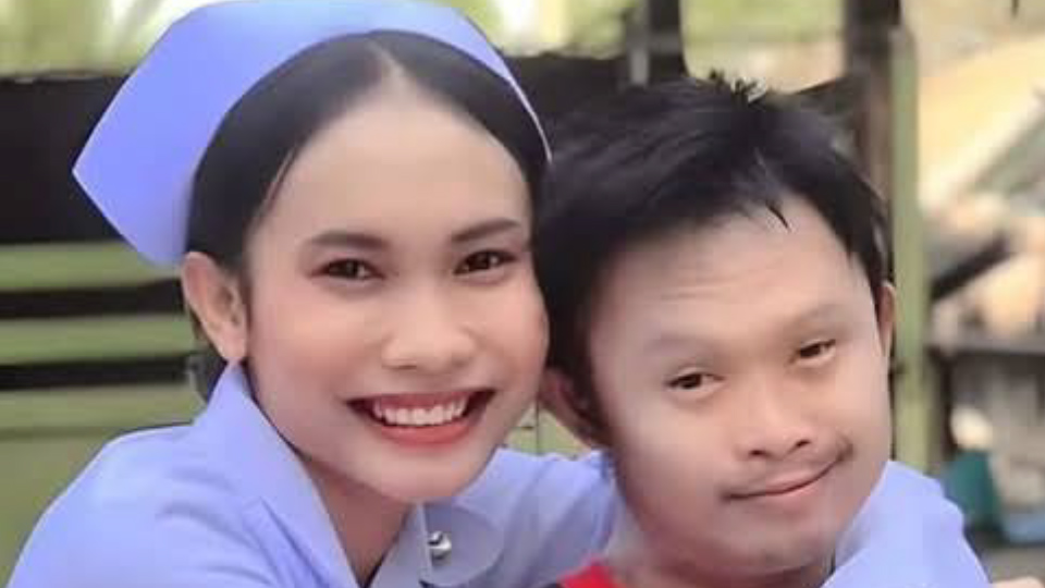 ---สุรินทร์-เปิดชีวิตจริง..พี่ชายพิการ ส่งน้องเรียนจบ ผช.พยาบาล ยอมเจียดเงินเดือนคนพิการให้น้องเดือนละ 500 บาท แถมอารมณ์ดีและขยัน ช่วยงานบ้านและรับจ้างทุกอย่างที่ได้เงิน ครอบครัวสุดภูมิใจ