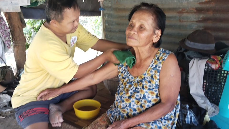 ---สุรินทร์-เปิดชีวิตจริง..พี่ชายพิการ ส่งน้องเรียนจบ ผช.พยาบาล ยอมเจียดเงินเดือนคนพิการให้น้องเดือนละ 500 บาท แถมอารมณ์ดีและขยัน ช่วยงานบ้านและรับจ้างทุกอย่างที่ได้เงิน ครอบครัวสุดภูมิใจ