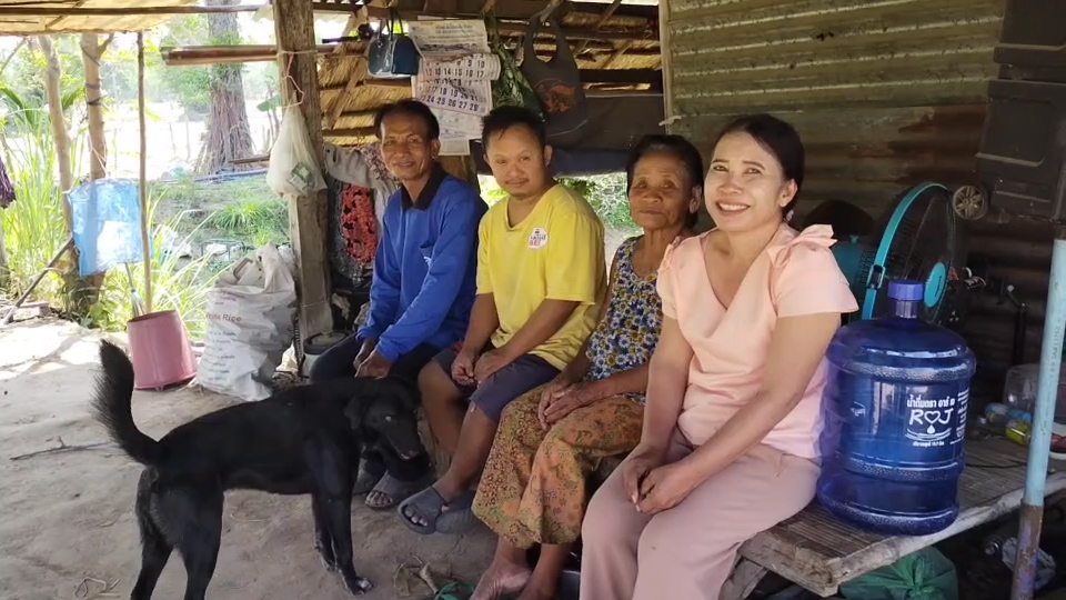 ---สุรินทร์-เปิดชีวิตจริง..พี่ชายพิการ ส่งน้องเรียนจบ ผช.พยาบาล ยอมเจียดเงินเดือนคนพิการให้น้องเดือนละ 500 บาท แถมอารมณ์ดีและขยัน ช่วยงานบ้านและรับจ้างทุกอย่างที่ได้เงิน ครอบครัวสุดภูมิใจ