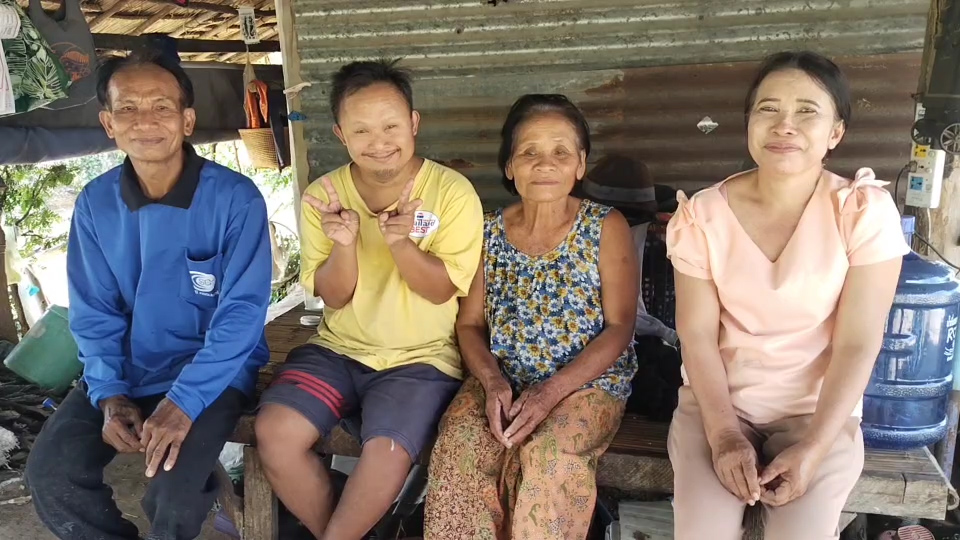 ---สุรินทร์-เปิดชีวิตจริง..พี่ชายพิการ ส่งน้องเรียนจบ ผช.พยาบาล ยอมเจียดเงินเดือนคนพิการให้น้องเดือนละ 500 บาท แถมอารมณ์ดีและขยัน ช่วยงานบ้านและรับจ้างทุกอย่างที่ได้เงิน ครอบครัวสุดภูมิใจ