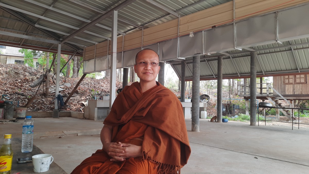 อุดรธานี ชาวบ้านตื่นเต้น แห่ชมต้นโพธิ์มีสีทองทั้งต้น เชื่อกันว่าใครได้เห็นจะมีโชคลาภวาสนา