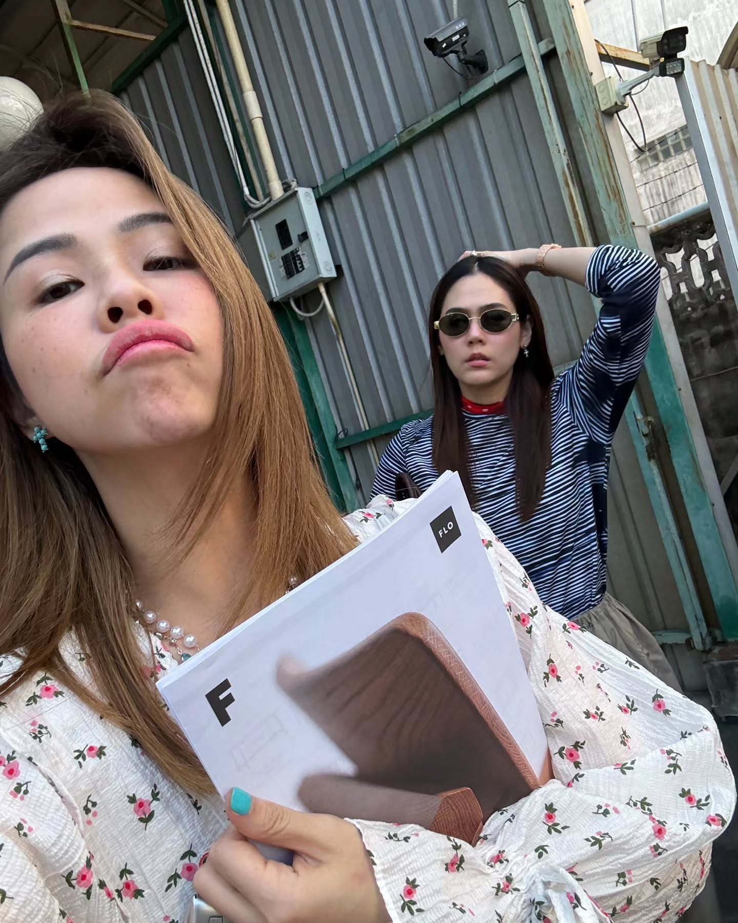 ชมพู่ พลอย