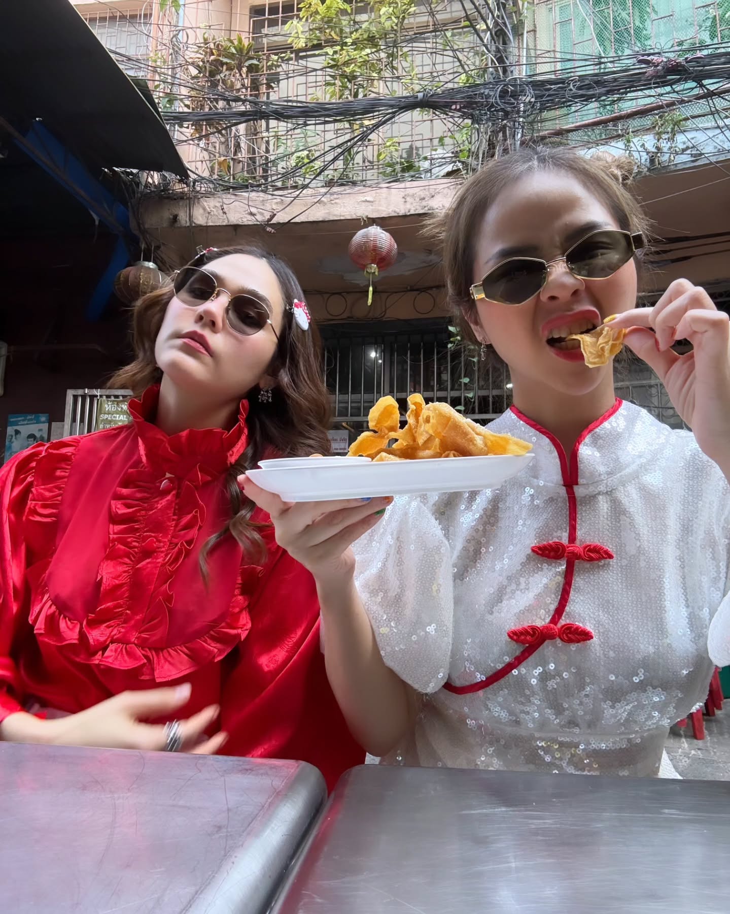 ชมพู่ พลอย