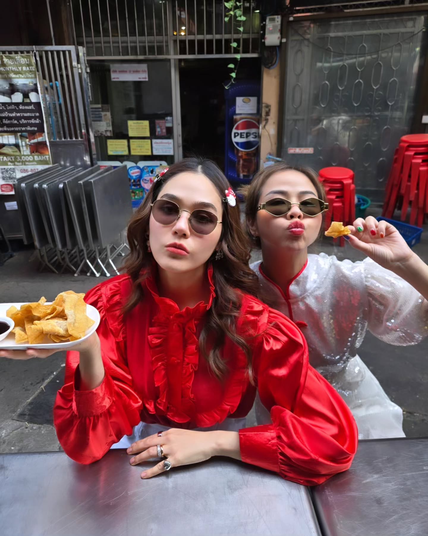 ชมพู่ พลอย