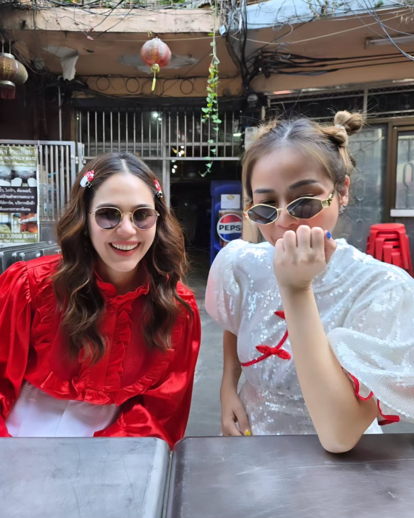 ชมพู่ พลอย