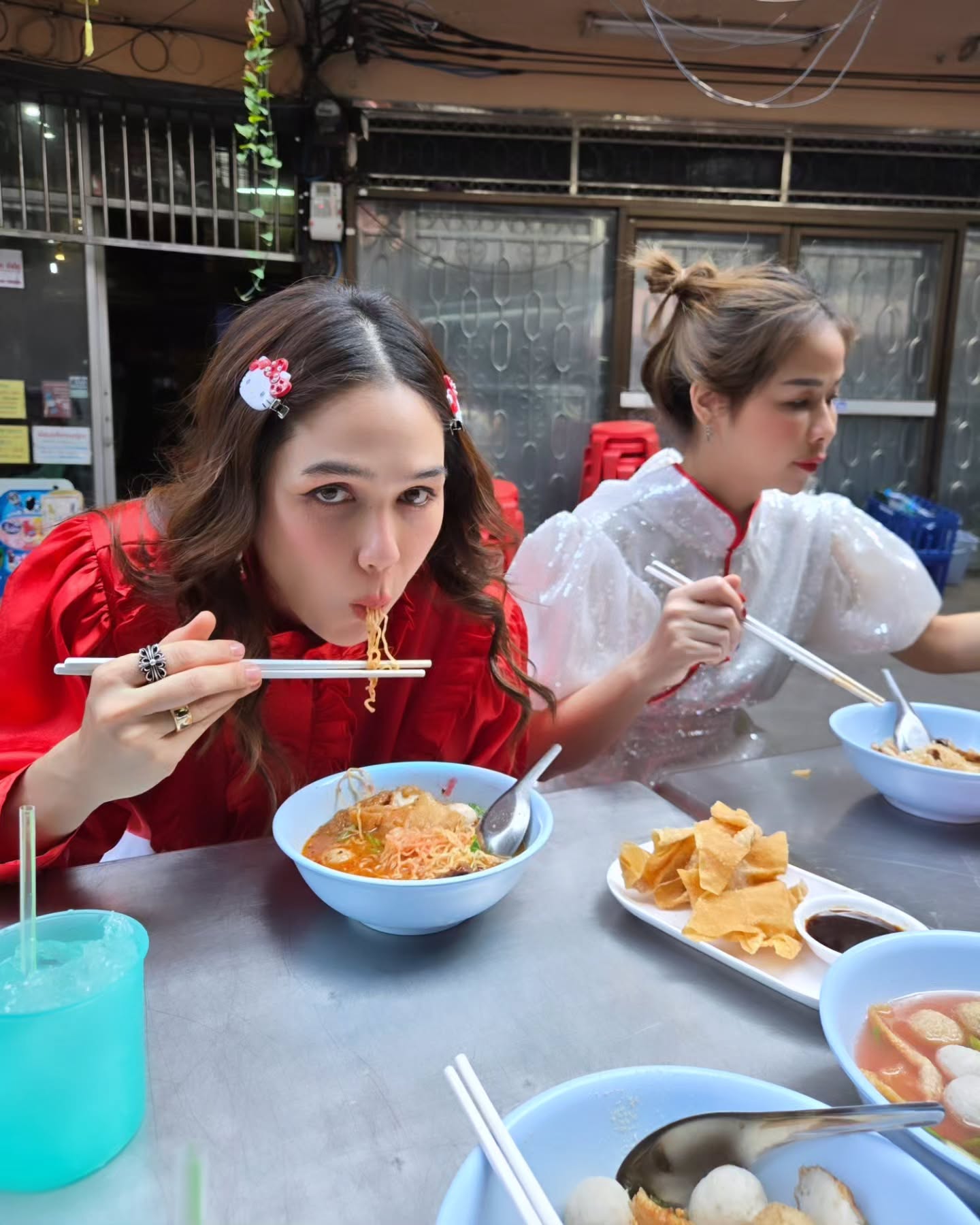 ชมพู่ พลอย