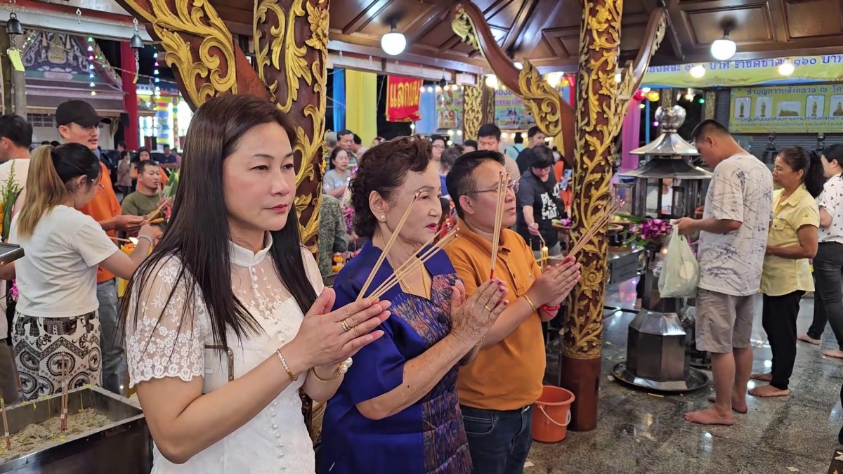 ราชบุรี- สาวนักธุรกิจจ้างลิเกดัง กุ้ง-จิ้งหรีดขาว ถวายหลวงพ่อโตหลังได้116ล้านบาท คอหวยส่องเลขเด็ด