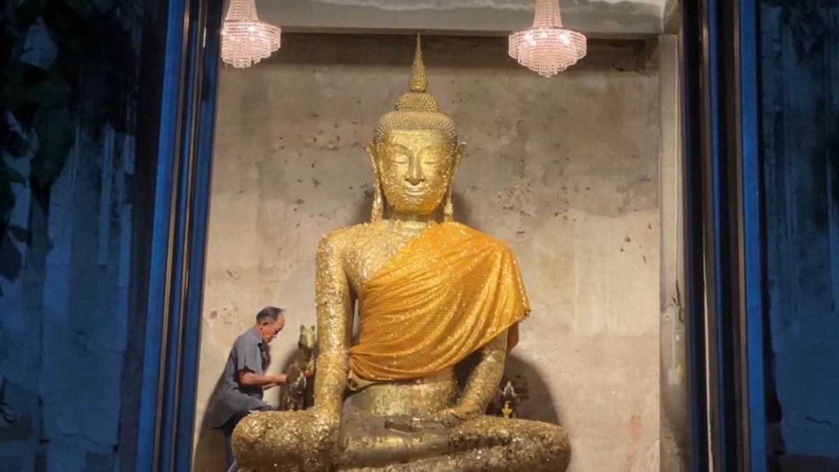 นักธุรกิจหนุ่มเหมารำวงย้อนยุครำแก้บนถวายหลวงพ่อนิลมณีวัดบางกุ้งไม่พลาดล้วงไหขอเลขเด็ด