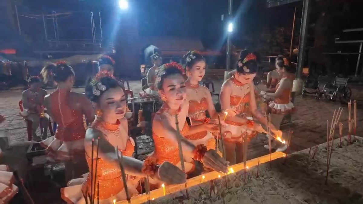 นักธุรกิจหนุ่มเหมารำวงย้อนยุครำแก้บนถวายหลวงพ่อนิลมณีวัดบางกุ้งไม่พลาดล้วงไหขอเลขเด็ด