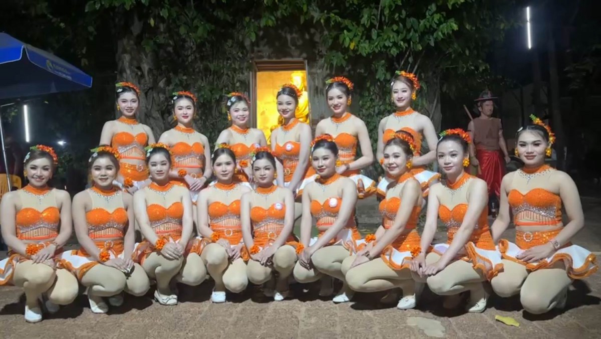 นักธุรกิจหนุ่มเหมารำวงย้อนยุครำแก้บนถวายหลวงพ่อนิลมณีวัดบางกุ้งไม่พลาดล้วงไหขอเลขเด็ด