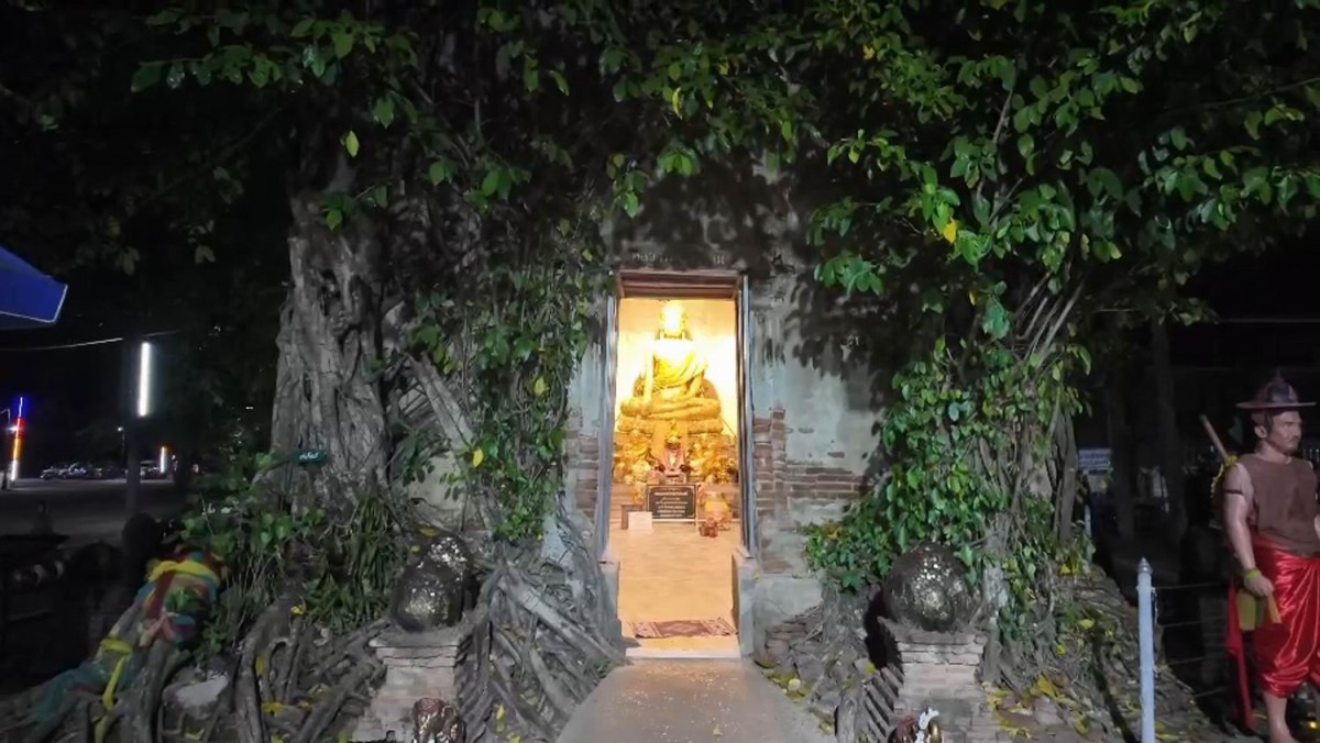 นักธุรกิจหนุ่มเหมารำวงย้อนยุครำแก้บนถวายหลวงพ่อนิลมณีวัดบางกุ้งไม่พลาดล้วงไหขอเลขเด็ด