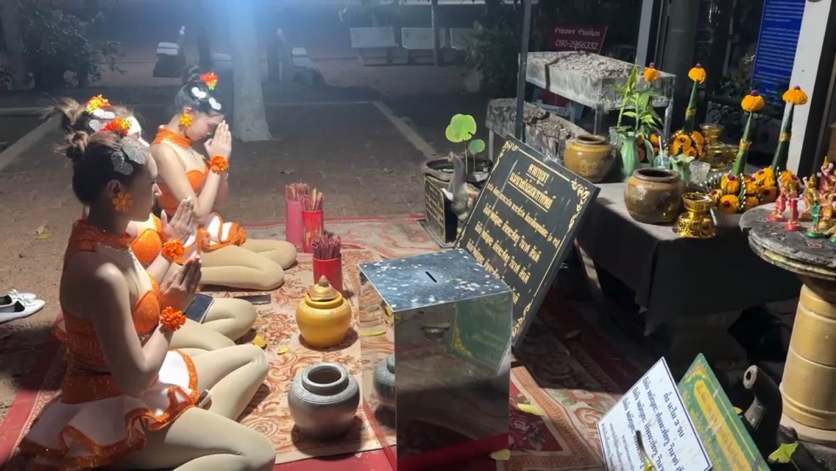 นักธุรกิจหนุ่มเหมารำวงย้อนยุครำแก้บนถวายหลวงพ่อนิลมณีวัดบางกุ้งไม่พลาดล้วงไหขอเลขเด็ด