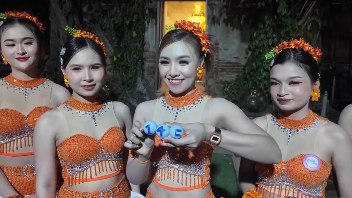 นักธุรกิจหนุ่มเหมารำวงย้อนยุครำแก้บนถวายหลวงพ่อนิลมณีวัดบางกุ้งไม่พลาดล้วงไหขอเลขเด็ด