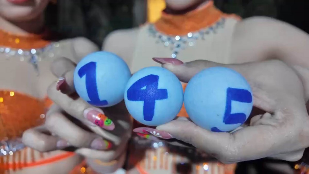 นักธุรกิจหนุ่มเหมารำวงย้อนยุครำแก้บนถวายหลวงพ่อนิลมณีวัดบางกุ้งไม่พลาดล้วงไหขอเลขเด็ด