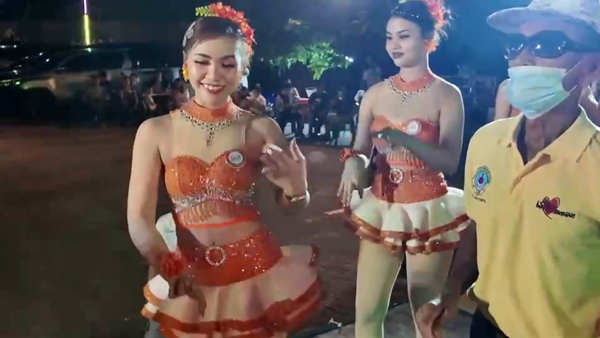 นักธุรกิจหนุ่มเหมารำวงย้อนยุครำแก้บนถวายหลวงพ่อนิลมณีวัดบางกุ้งไม่พลาดล้วงไหขอเลขเด็ด