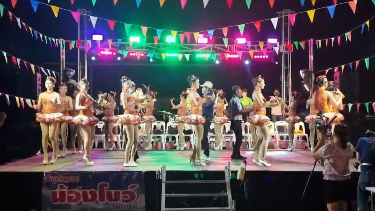 นักธุรกิจหนุ่มเหมารำวงย้อนยุครำแก้บนถวายหลวงพ่อนิลมณีวัดบางกุ้งไม่พลาดล้วงไหขอเลขเด็ด