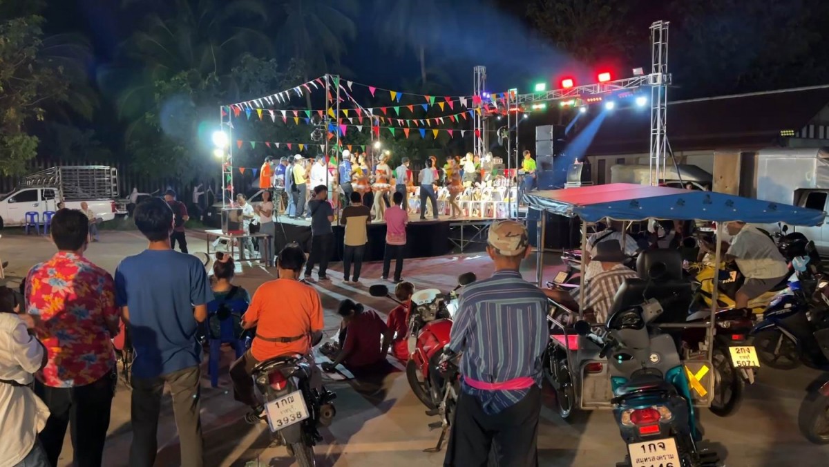 นักธุรกิจหนุ่มเหมารำวงย้อนยุครำแก้บนถวายหลวงพ่อนิลมณีวัดบางกุ้งไม่พลาดล้วงไหขอเลขเด็ด