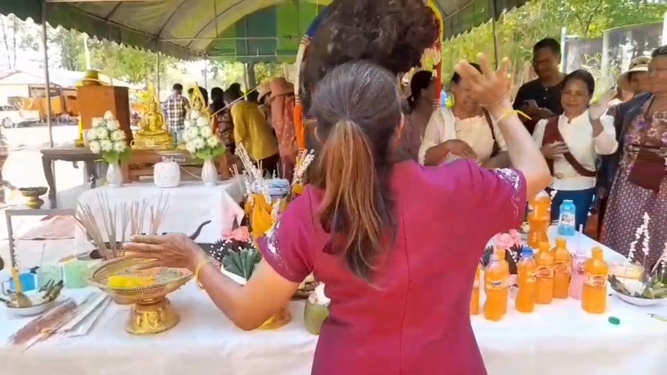 --- สุรินทร์ - ส่องเลขเด็ด หลังแบ็คโอขุดพบ ต้นตะเคียนยักษ์ คาดอายุหลาย 100 ปี ชาวบ้านไม่พลาดแห่ขอเลขเด็ด