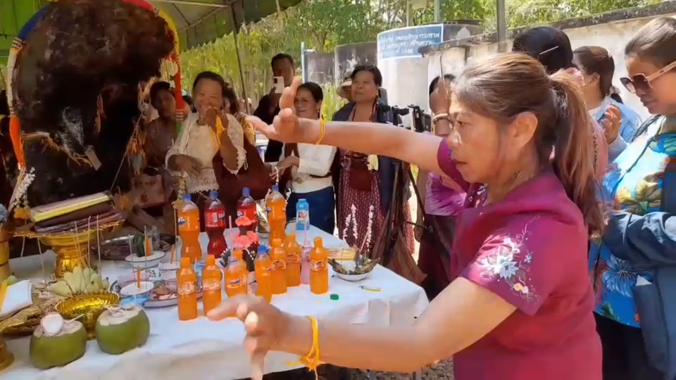 --- สุรินทร์ - ส่องเลขเด็ด หลังแบ็คโอขุดพบ ต้นตะเคียนยักษ์ คาดอายุหลาย 100 ปี ชาวบ้านไม่พลาดแห่ขอเลขเด็ด