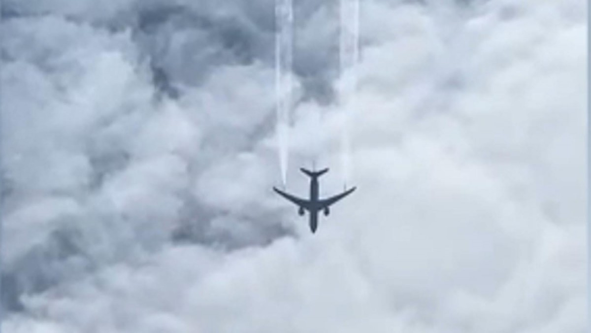 ชาวบ้านแตกตื่นเครื่องบินโดยสารขนาดใหญ่ปล่อยควันขาวทั้ง2ปีกบินวนน่านฟ้าสมุทรสงคราม