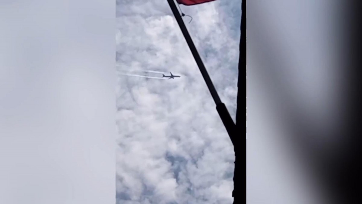 ชาวบ้านแตกตื่นเครื่องบินโดยสารขนาดใหญ่ปล่อยควันขาวทั้ง2ปีกบินวนน่านฟ้าสมุทรสงคราม