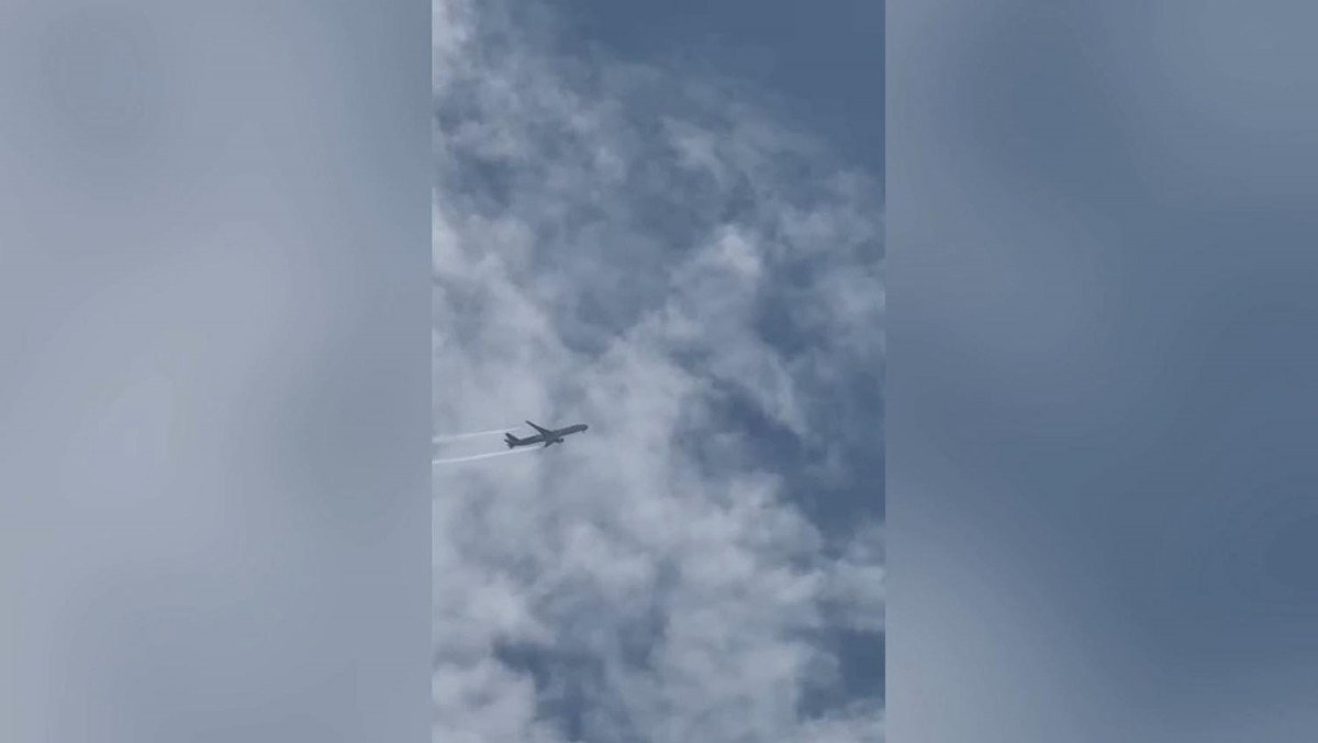 ชาวบ้านแตกตื่นเครื่องบินโดยสารขนาดใหญ่ปล่อยควันขาวทั้ง2ปีกบินวนน่านฟ้าสมุทรสงคราม