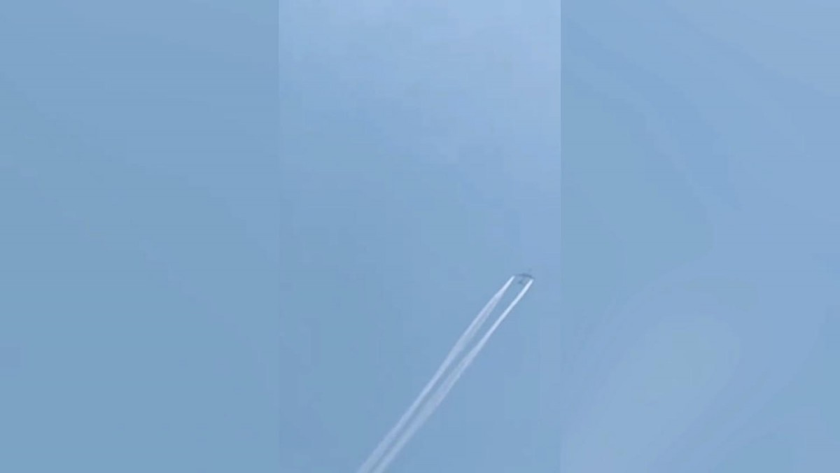 ชาวบ้านแตกตื่นเครื่องบินโดยสารขนาดใหญ่ปล่อยควันขาวทั้ง2ปีกบินวนน่านฟ้าสมุทรสงคราม