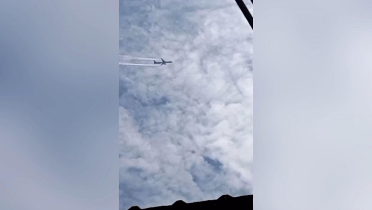 ชาวบ้านแตกตื่นเครื่องบินโดยสารขนาดใหญ่ปล่อยควันขาวทั้ง2ปีกบินวนน่านฟ้าสมุทรสงคราม