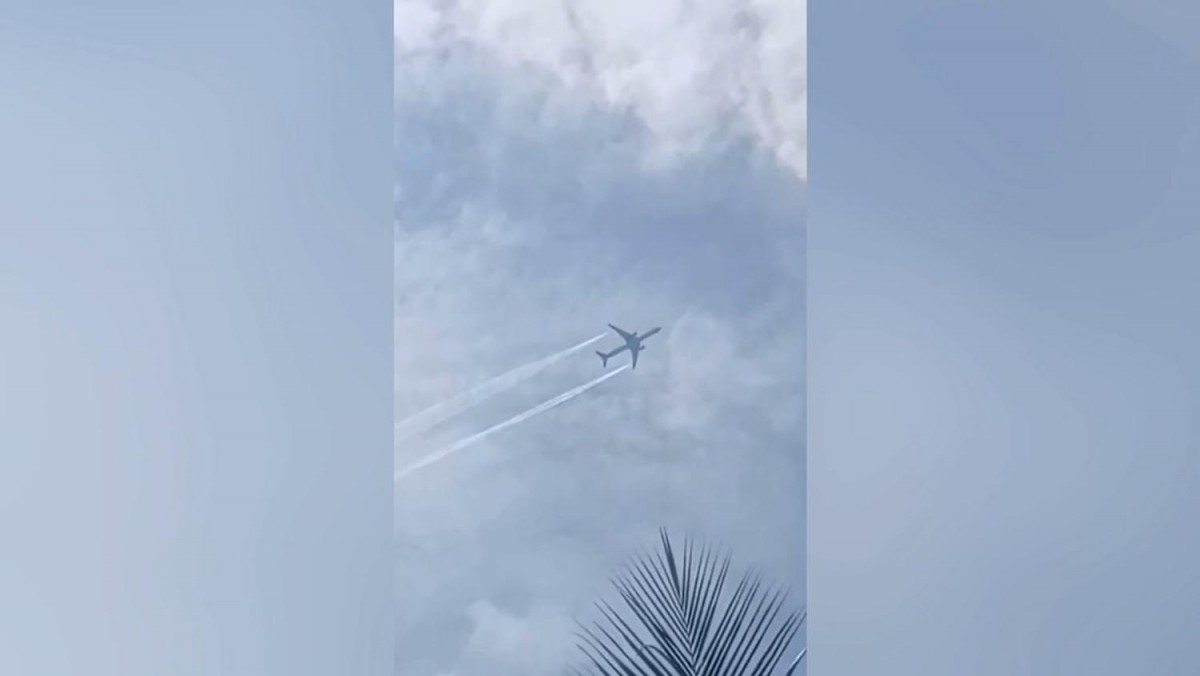 ชาวบ้านแตกตื่นเครื่องบินโดยสารขนาดใหญ่ปล่อยควันขาวทั้ง2ปีกบินวนน่านฟ้าสมุทรสงคราม