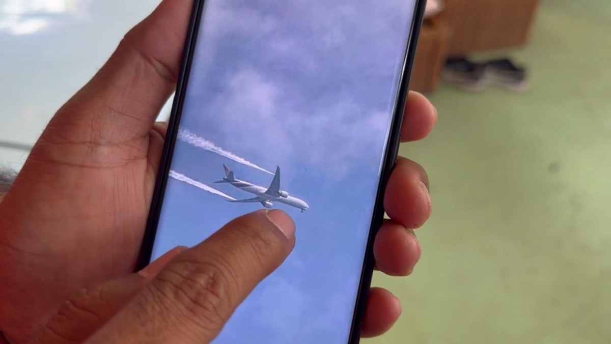 ชาวบ้านแตกตื่นเครื่องบินโดยสารขนาดใหญ่ปล่อยควันขาวทั้ง2ปีกบินวนน่านฟ้าสมุทรสงคราม