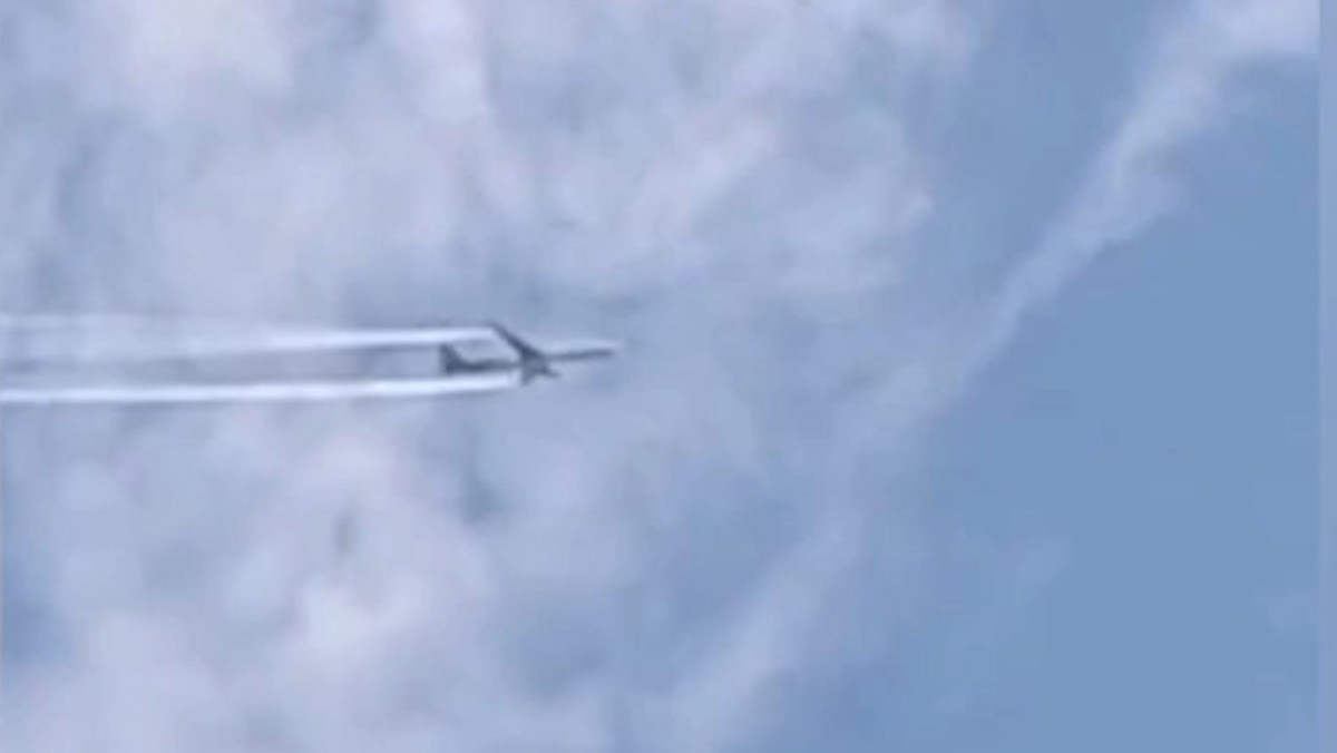 ชาวบ้านแตกตื่นเครื่องบินโดยสารขนาดใหญ่ปล่อยควันขาวทั้ง2ปีกบินวนน่านฟ้าสมุทรสงคราม