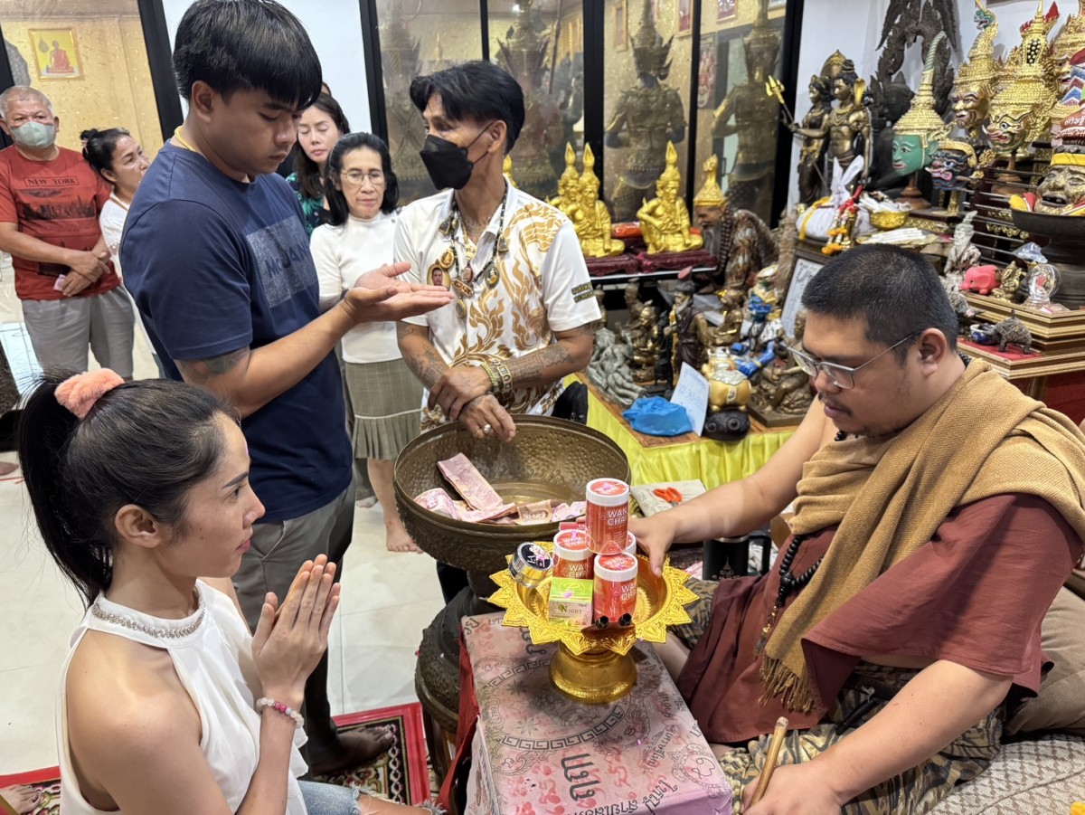 คอหวย-สายมูแน่นอาศรมฤาษีเณร แห่ขอพรสิ่งศักดิ์สิทธิ์ก่อนวันหวยออก