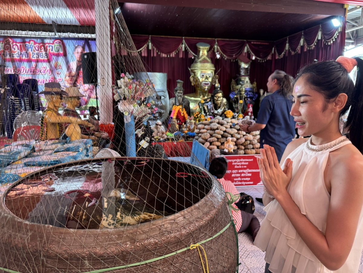 คอหวย-สายมูแน่นอาศรมฤาษีเณร แห่ขอพรสิ่งศักดิ์สิทธิ์ก่อนวันหวยออก