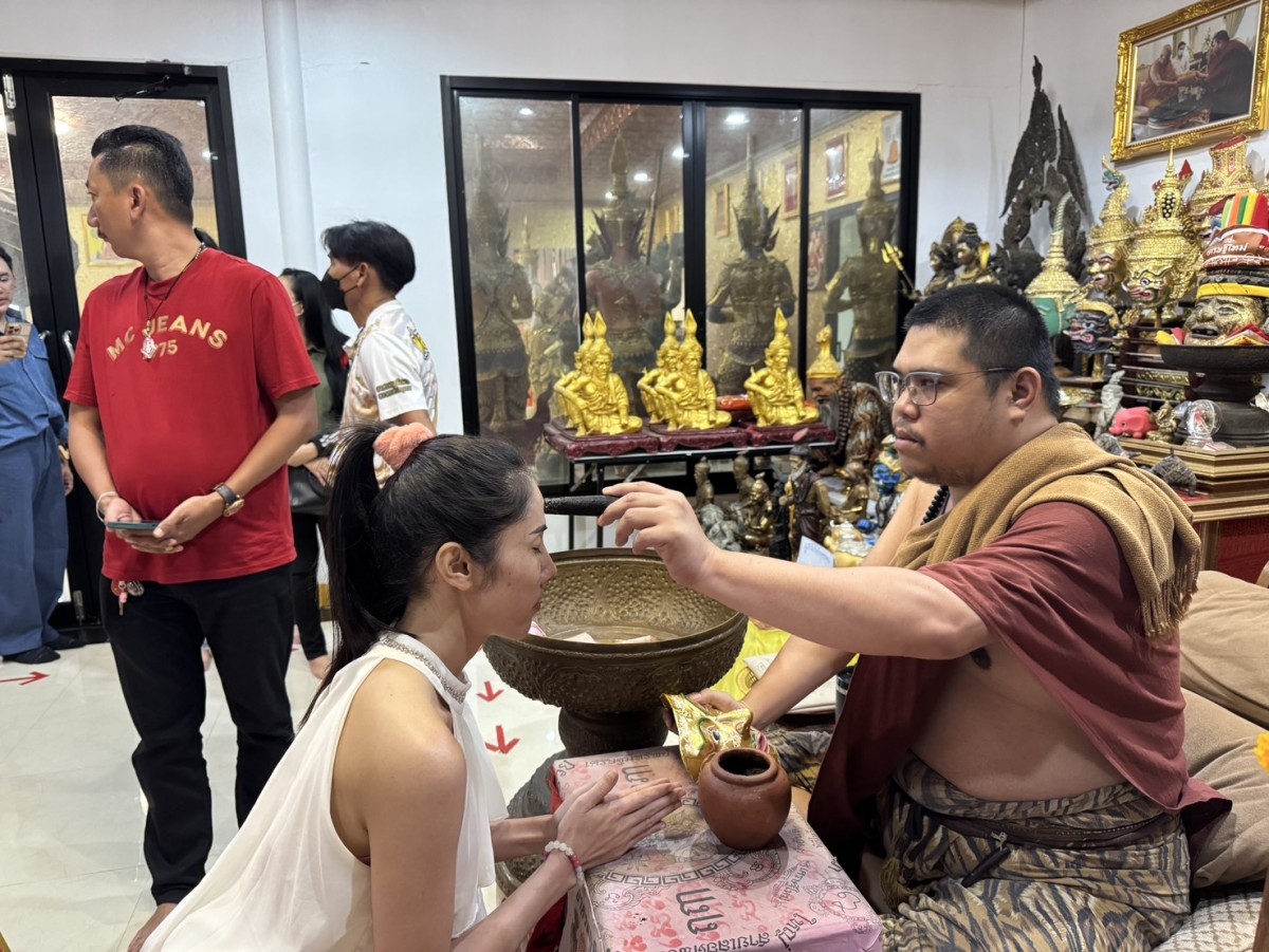 คอหวย-สายมูแน่นอาศรมฤาษีเณร แห่ขอพรสิ่งศักดิ์สิทธิ์ก่อนวันหวยออก