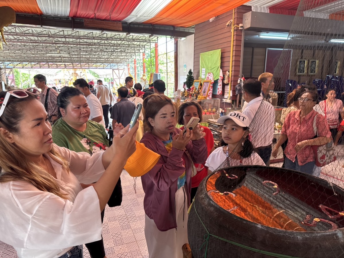 คอหวย-สายมูแน่นอาศรมฤาษีเณร แห่ขอพรสิ่งศักดิ์สิทธิ์ก่อนวันหวยออก