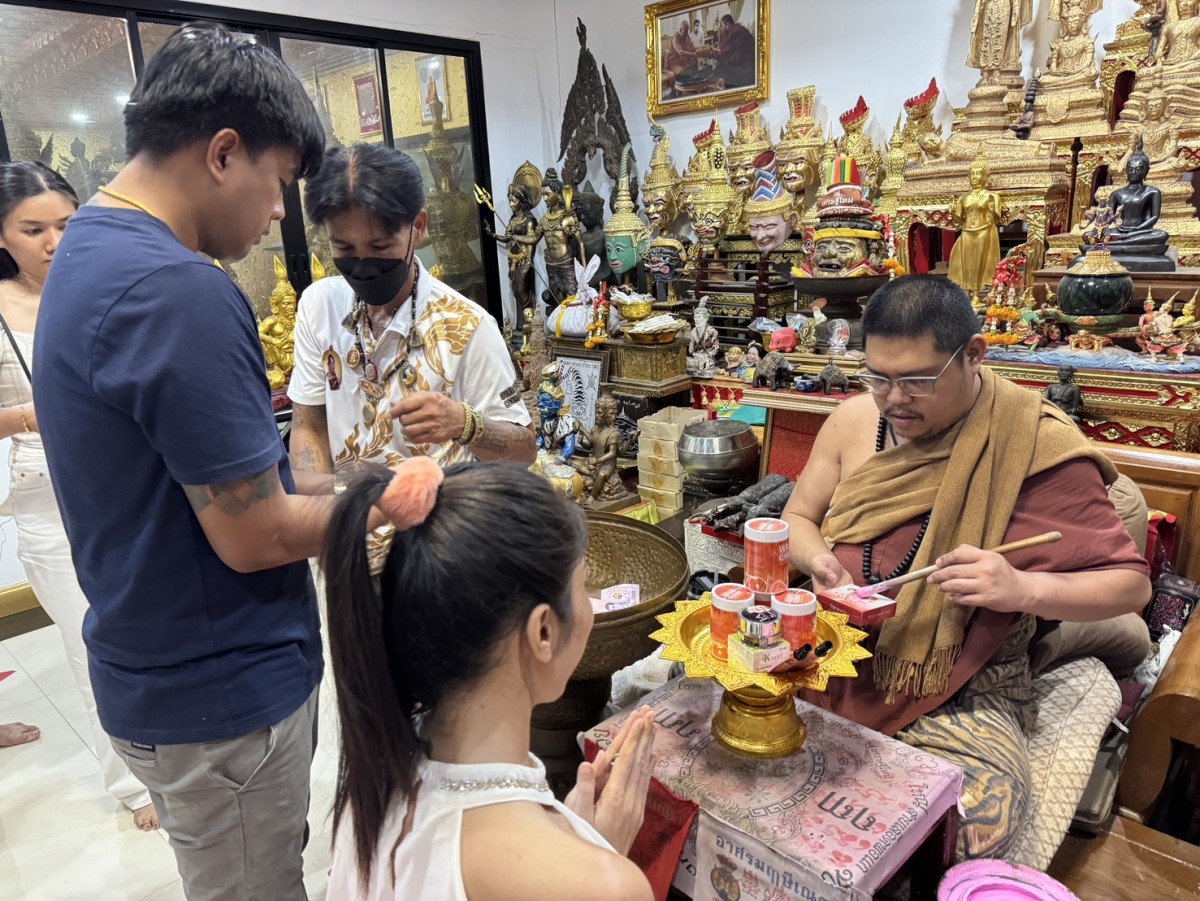 คอหวย-สายมูแน่นอาศรมฤาษีเณร แห่ขอพรสิ่งศักดิ์สิทธิ์ก่อนวันหวยออก