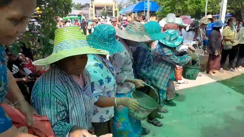 --- สุรินทร์ - บุญใหญ่ ชาวบ้านทั้งเด็กและผู้ใหญ่ คนเฒ่าคนแก่ เฮโล ลงแขกส่งต่อถังปูน สร้างพระพุทธรูปองค์ใหญ่ ความสามัคคีในชทบทที่หาดูยาก คอหวยไม่พลาดส่องเลขเด็ด