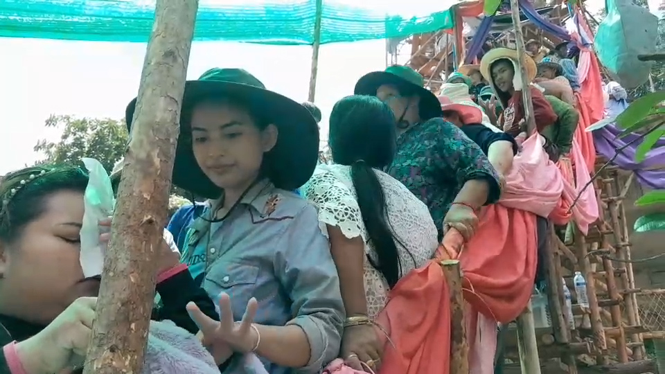--- สุรินทร์ - บุญใหญ่ ชาวบ้านทั้งเด็กและผู้ใหญ่ คนเฒ่าคนแก่ เฮโล ลงแขกส่งต่อถังปูน สร้างพระพุทธรูปองค์ใหญ่ ความสามัคคีในชทบทที่หาดูยาก คอหวยไม่พลาดส่องเลขเด็ด