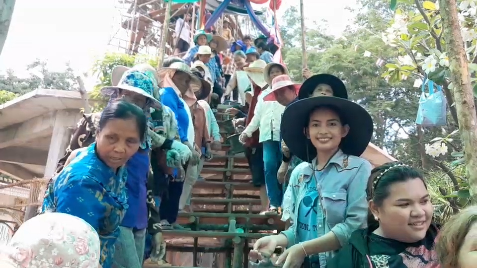 --- สุรินทร์ - บุญใหญ่ ชาวบ้านทั้งเด็กและผู้ใหญ่ คนเฒ่าคนแก่ เฮโล ลงแขกส่งต่อถังปูน สร้างพระพุทธรูปองค์ใหญ่ ความสามัคคีในชทบทที่หาดูยาก คอหวยไม่พลาดส่องเลขเด็ด