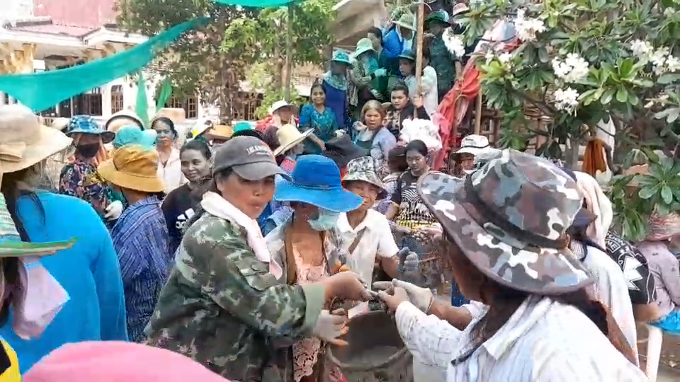 --- สุรินทร์ - บุญใหญ่ ชาวบ้านทั้งเด็กและผู้ใหญ่ คนเฒ่าคนแก่ เฮโล ลงแขกส่งต่อถังปูน สร้างพระพุทธรูปองค์ใหญ่ ความสามัคคีในชทบทที่หาดูยาก คอหวยไม่พลาดส่องเลขเด็ด