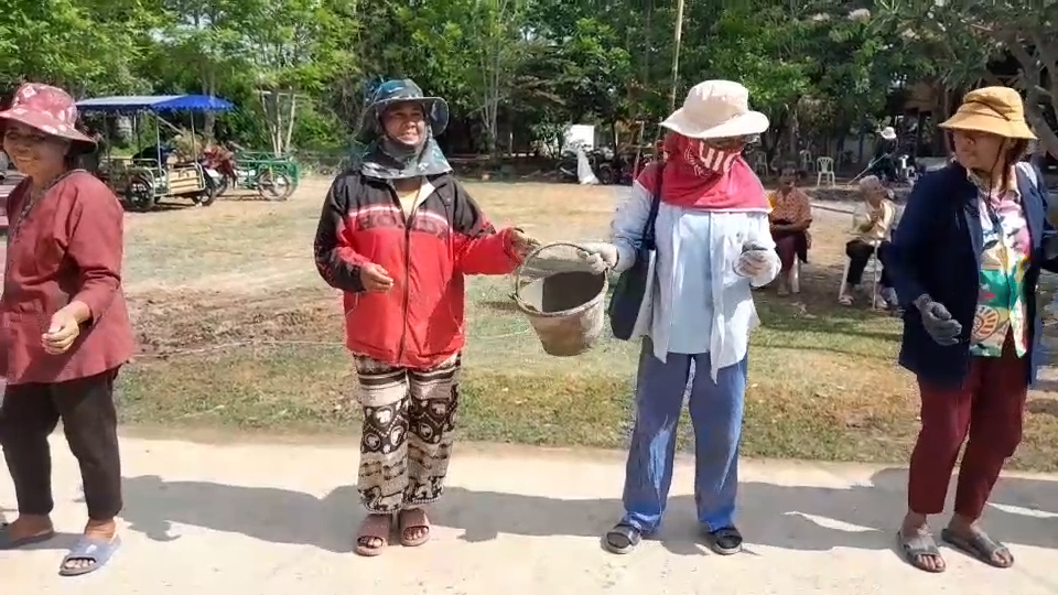 --- สุรินทร์ - บุญใหญ่ ชาวบ้านทั้งเด็กและผู้ใหญ่ คนเฒ่าคนแก่ เฮโล ลงแขกส่งต่อถังปูน สร้างพระพุทธรูปองค์ใหญ่ ความสามัคคีในชทบทที่หาดูยาก คอหวยไม่พลาดส่องเลขเด็ด