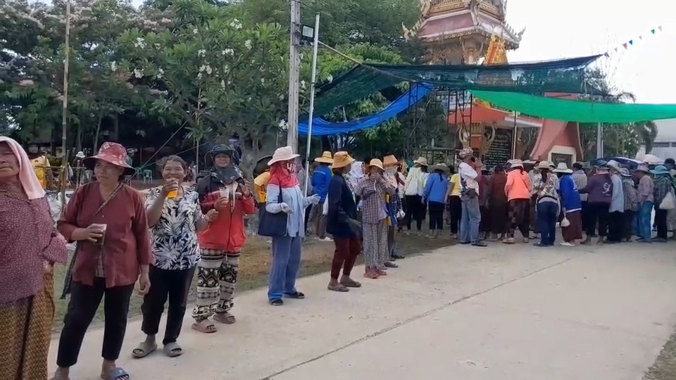 --- สุรินทร์ - บุญใหญ่ ชาวบ้านทั้งเด็กและผู้ใหญ่ คนเฒ่าคนแก่ เฮโล ลงแขกส่งต่อถังปูน สร้างพระพุทธรูปองค์ใหญ่ ความสามัคคีในชทบทที่หาดูยาก คอหวยไม่พลาดส่องเลขเด็ด
