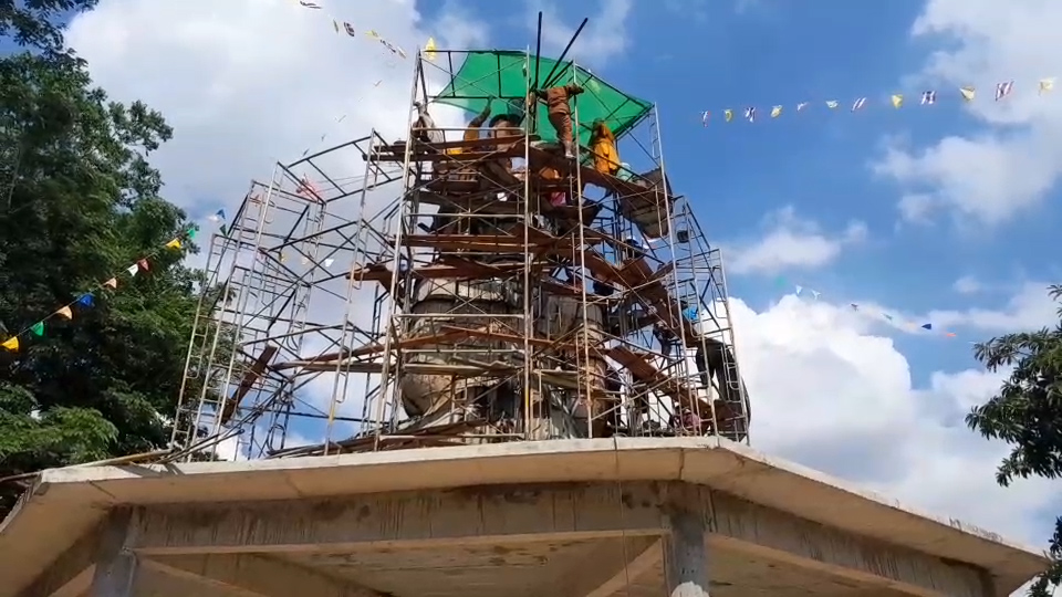 --- สุรินทร์ - บุญใหญ่ ชาวบ้านทั้งเด็กและผู้ใหญ่ คนเฒ่าคนแก่ เฮโล ลงแขกส่งต่อถังปูน สร้างพระพุทธรูปองค์ใหญ่ ความสามัคคีในชทบทที่หาดูยาก คอหวยไม่พลาดส่องเลขเด็ด