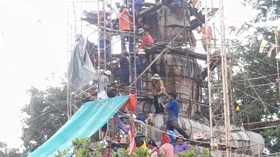 --- สุรินทร์ - บุญใหญ่ ชาวบ้านทั้งเด็กและผู้ใหญ่ คนเฒ่าคนแก่ เฮโล ลงแขกส่งต่อถังปูน สร้างพระพุทธรูปองค์ใหญ่ ความสามัคคีในชทบทที่หาดูยาก คอหวยไม่พลาดส่องเลขเด็ด