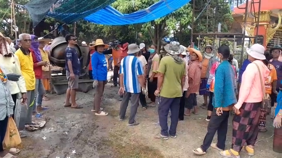 --- สุรินทร์ - บุญใหญ่ ชาวบ้านทั้งเด็กและผู้ใหญ่ คนเฒ่าคนแก่ เฮโล ลงแขกส่งต่อถังปูน สร้างพระพุทธรูปองค์ใหญ่ ความสามัคคีในชทบทที่หาดูยาก คอหวยไม่พลาดส่องเลขเด็ด