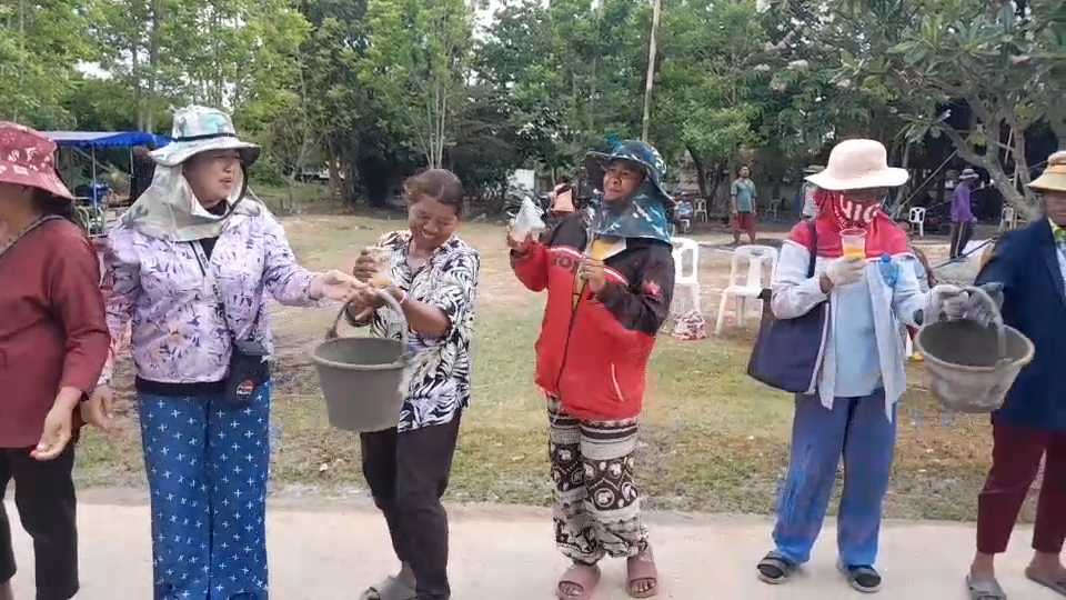 --- สุรินทร์ - บุญใหญ่ ชาวบ้านทั้งเด็กและผู้ใหญ่ คนเฒ่าคนแก่ เฮโล ลงแขกส่งต่อถังปูน สร้างพระพุทธรูปองค์ใหญ่ ความสามัคคีในชทบทที่หาดูยาก คอหวยไม่พลาดส่องเลขเด็ด
