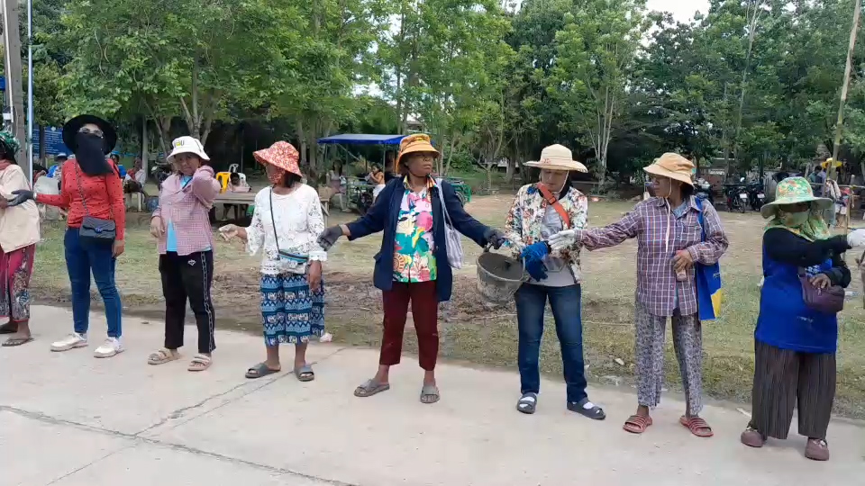 --- สุรินทร์ - บุญใหญ่ ชาวบ้านทั้งเด็กและผู้ใหญ่ คนเฒ่าคนแก่ เฮโล ลงแขกส่งต่อถังปูน สร้างพระพุทธรูปองค์ใหญ่ ความสามัคคีในชทบทที่หาดูยาก คอหวยไม่พลาดส่องเลขเด็ด